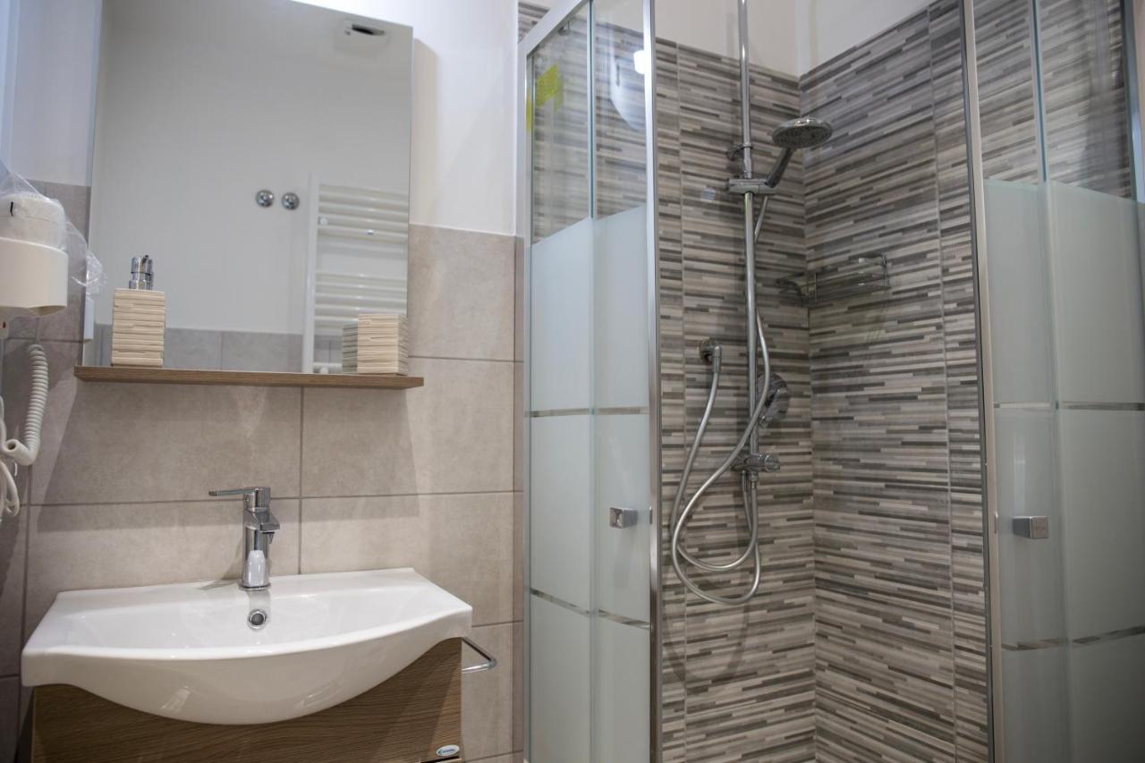 Family Room with Private Bathroom,748101236:JPEG